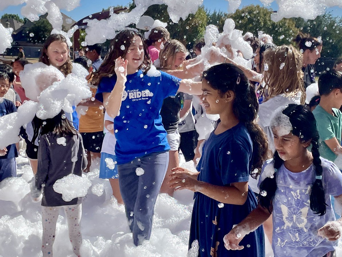 SCIS_APKane's tweet photo. "Success is best when it's shared." – Howard Schultz 

The Blue House at Evans Elementary worked together to achieve a goal. Their collective contributions won their house a foam party. We are so excited about their achievements. Today was their day to celebrate!
@expressriders https://t.co/l7RjSNhy2F
