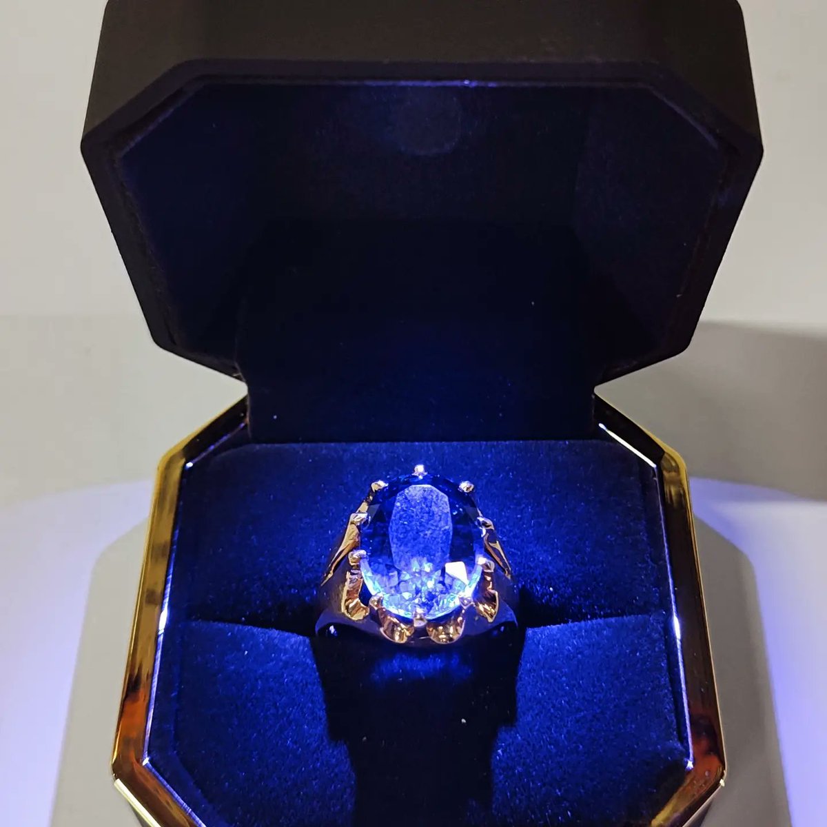 a_pendle's tweet photo. ✨👀 This beautifully crafted 18K Gold ring featuring a 26.30ct oval cut Royal Blue Sapphire in a multi-prong setting supported on a half round shank is coming up in our Fine Art Auction next Thursday!! Starting Bids of £50,000 💍✨ https://t.co/zHK3aAk6Av https://t.co/DXfBPKkxg3
