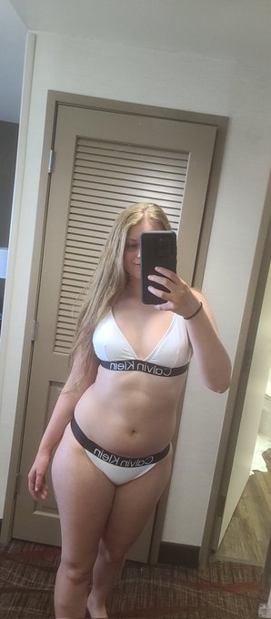 Have you seen the new nude bath pics I took? 😍👇🏼 https://t.co/jY96nuAYRq https://t.co/xqJbYAm96o