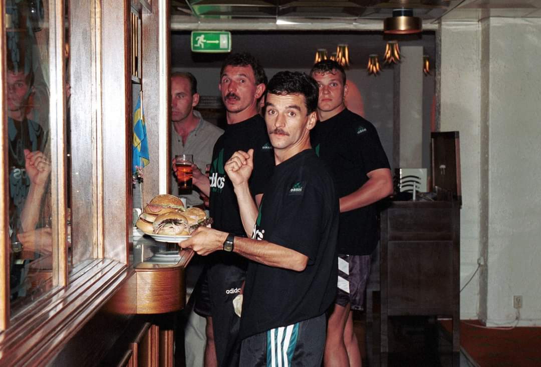 QbasLL's tweet photo. Goeteborg, 1995 r. Leszek Pisz (29 l.), Zbigniew Mandziejewicz (33 l.), Krzysztof Ratajczyk (22 l.) w hotelowej stołówce po wygranej 2-1 w rewanżu z IFK i awansie do Ligi Mistrzów.

#Legia

📸 W. Sierakowski (https://t.co/Yb6VVdp3L7) https://t.co/BeVC36RM68