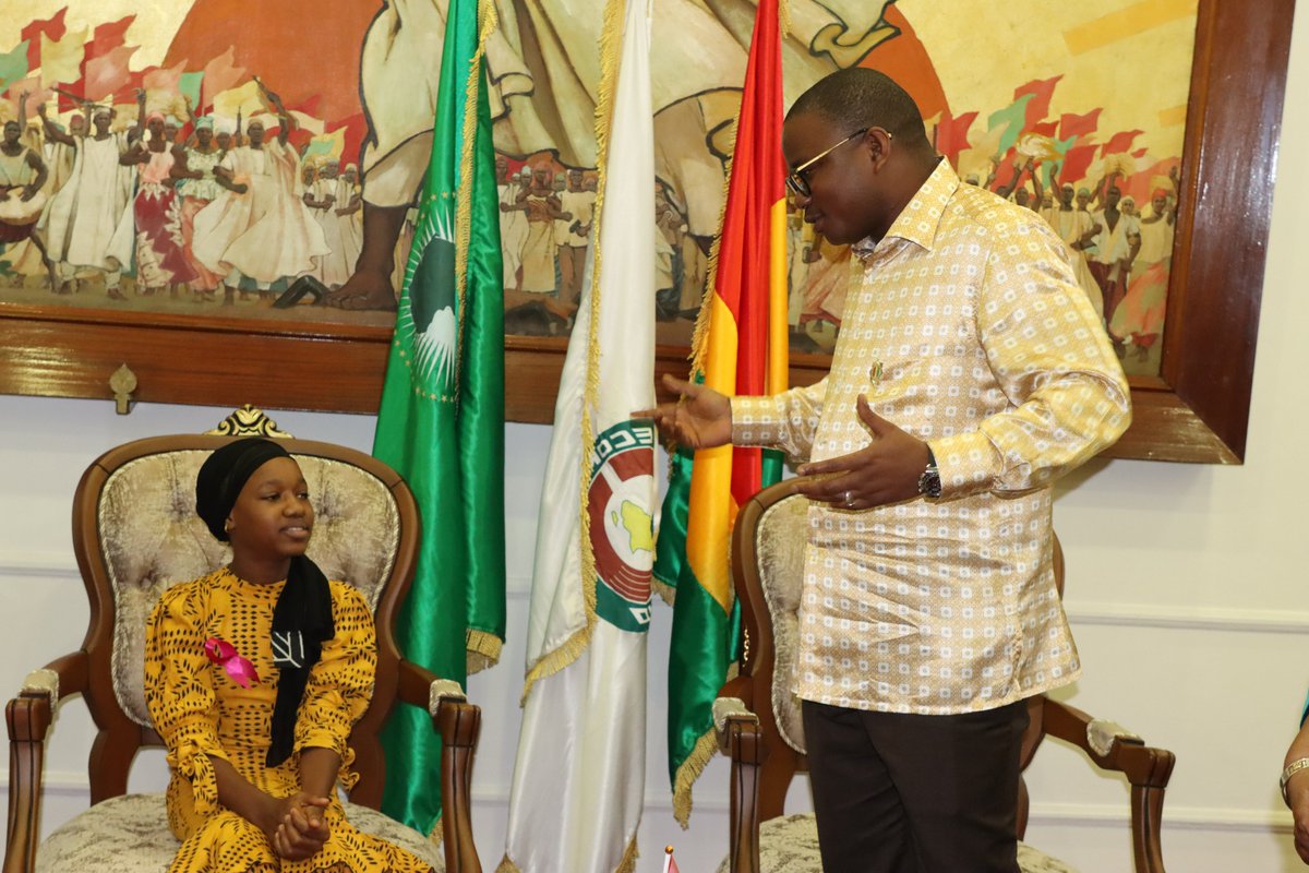 planguinee's tweet photo. Mariame Diallo, dans le role du pr2sident du @cntguinee1 . Tout un symbole
Le président @DansaKourouma1,a reçu Mariame Diallo dans son bureau, où elle a symboliquement joué le rôle du président du @cntguinee1, en marge de la célébration de la Journée Internationale de la Fille. https://t.co/uWkfQTL2Xe