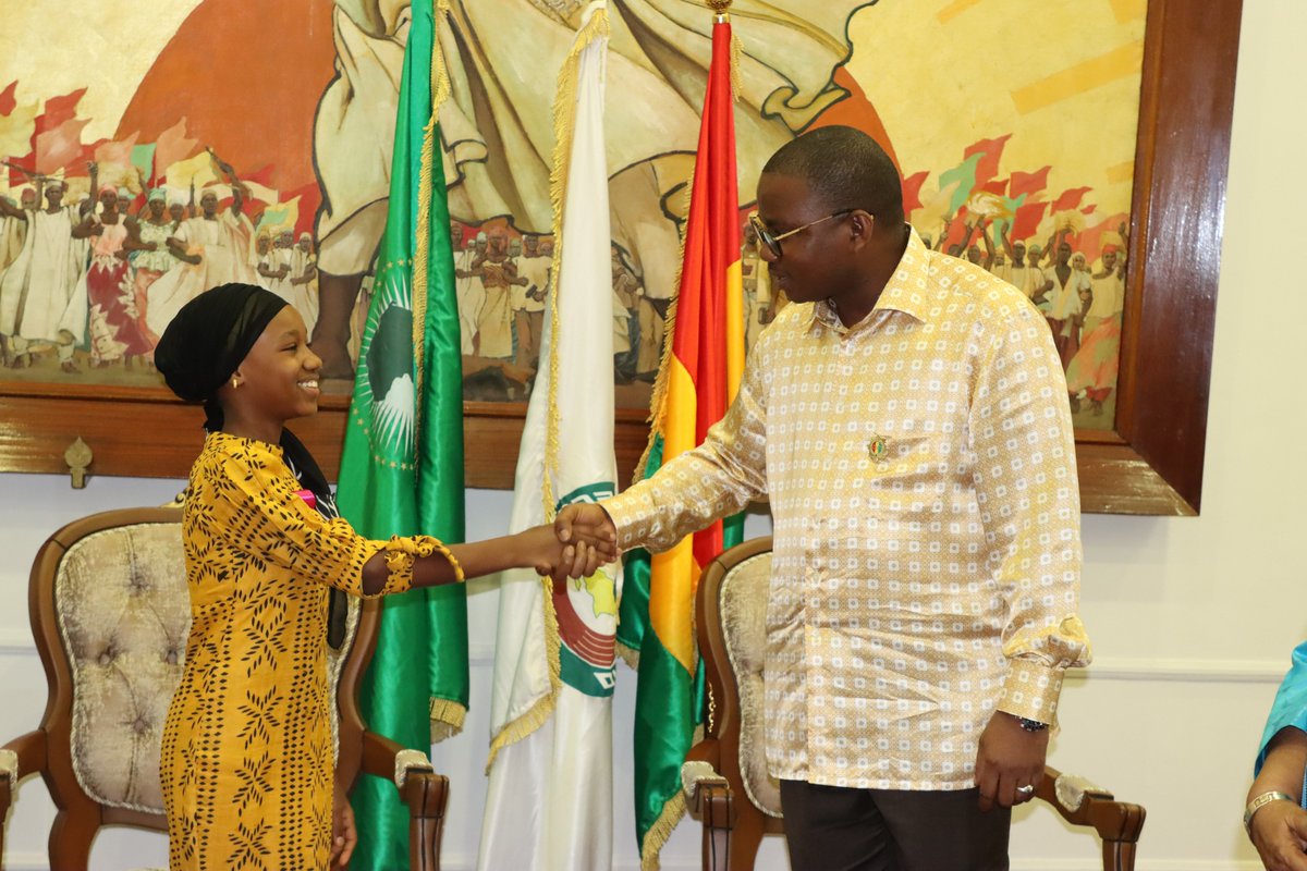 planguinee's tweet photo. Mariame Diallo, dans le role du pr2sident du @cntguinee1 . Tout un symbole
Le président @DansaKourouma1,a reçu Mariame Diallo dans son bureau, où elle a symboliquement joué le rôle du président du @cntguinee1, en marge de la célébration de la Journée Internationale de la Fille. https://t.co/uWkfQTL2Xe