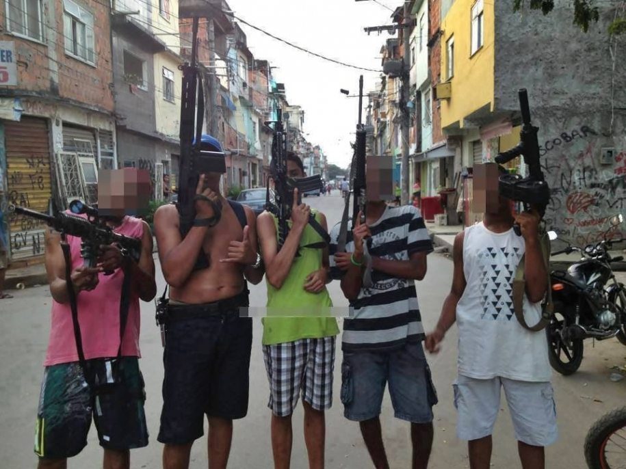 reportersalles's tweet photo. #Atenção: Impunidade: STF decide que traficantes presos com "pouca droga" agora devem cumprir pena em regime ABERTO. 

A decisão foi unânime no Supremo e em seu voto, Barroso chamou os traficantes de "meninos". 

“Prender esses meninos primários por pequenas quantidades de drogas quando não façam parte do crime organizado na verdade é fornecer é mão de obra para o crime organizado dentro das penitenciárias”, disse o ministro.