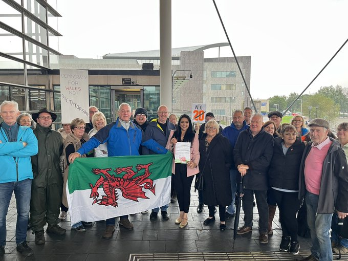 SteveRobertsMee's tweet photo. If these are the Welsh patriots opposing 20mph speed limits, we should be thinking about 10mph. That way they'll all be driving at 1mph. https://t.co/KO7c2thokm