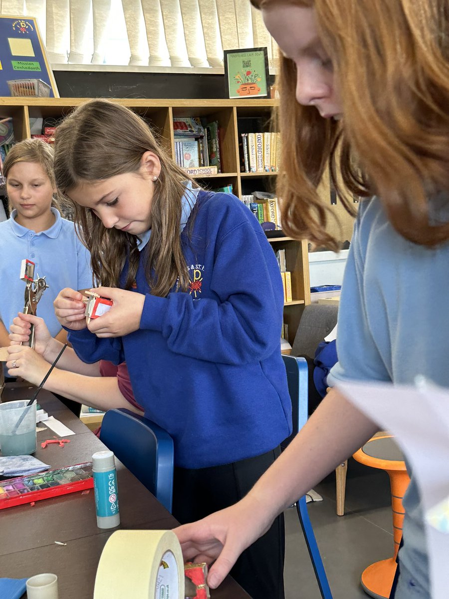 stmarypatrick's tweet image. Blwyddyn 6 loved having a go at Victorian melodrama with @tamareluned  and making their music hall crankies.