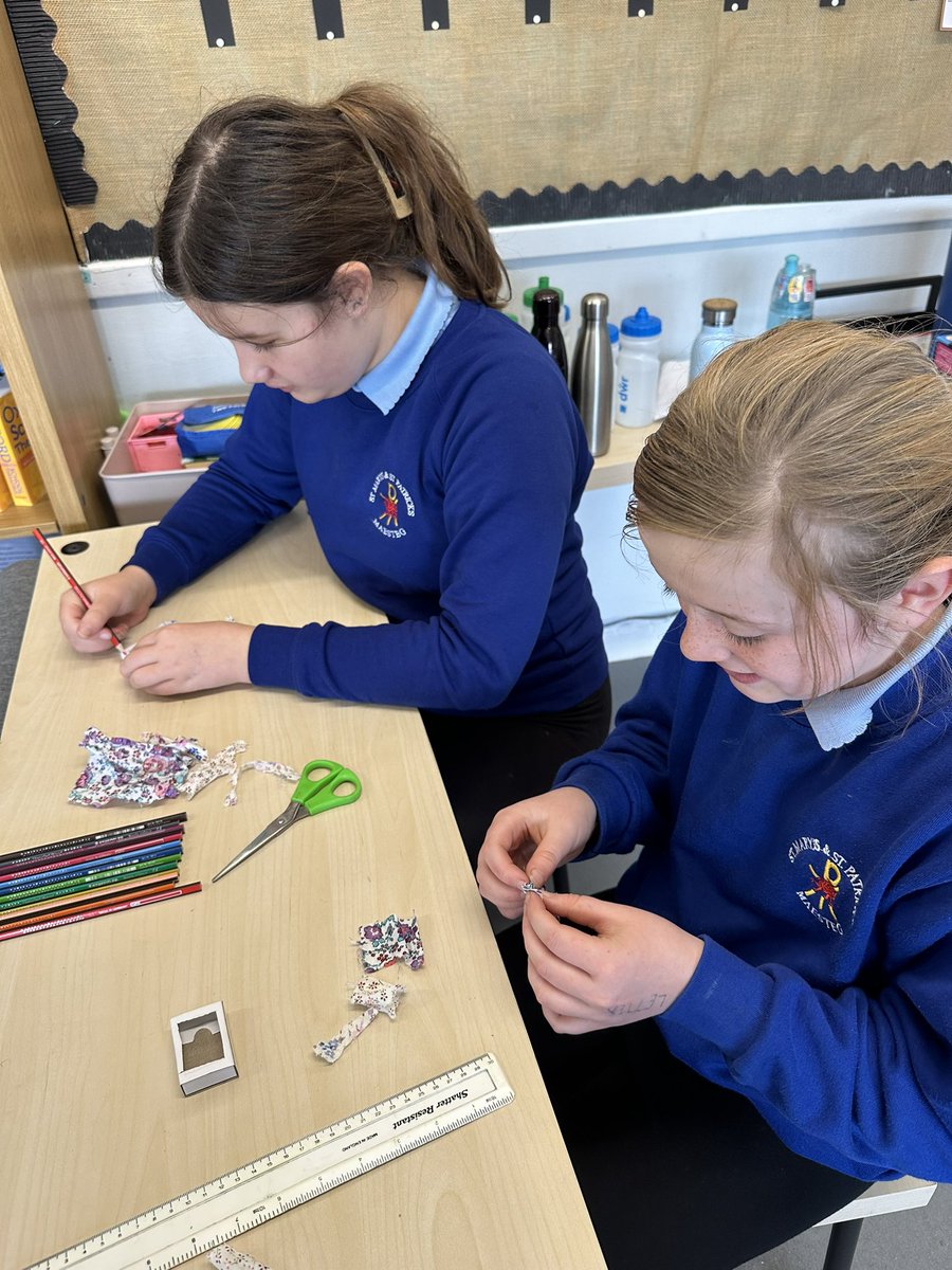 stmarypatrick's tweet image. Blwyddyn 6 loved having a go at Victorian melodrama with @tamareluned  and making their music hall crankies.