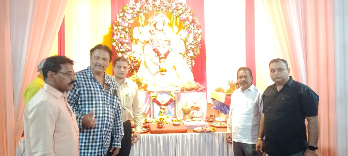 INCVinayPandey's tweet photo. नगरसेवक आणि काँग्रेस उत्तर मुंबई जिल्हा अध्यक्ष @anna_jagdish यांनी आयोजित "जीवन आधार प्रतिष्ठान",  जे.बी नगर,  @INCMumbai पदाधिकारी वा कार्यकर्ता येथे भेट देऊन अंबे मातेच्या चरणी प्रार्थना केली व गरबा रसिकांना नवरात्रीच्या शुभेच्छा दिल्या ! 

#NavratriFestival #Mumbai #JBNagar https://t.co/W23HfAB7Uc