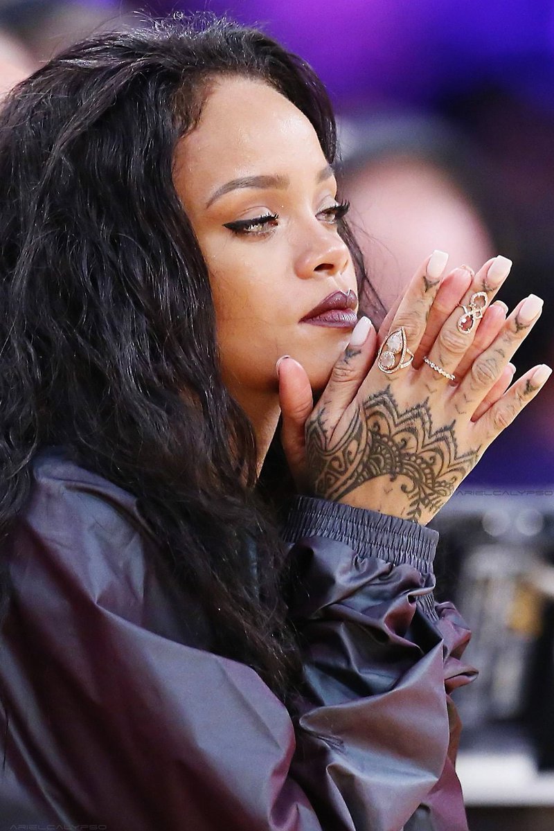 Heere4B's tweet photo. 🤔🤔🤔 #concert #hollywood #song #singer #rihanna #MetGala #SuperBowl #idoKARL  
Source: https://t.co/lYZpRxPLqn https://t.co/gde3yZrbmD
