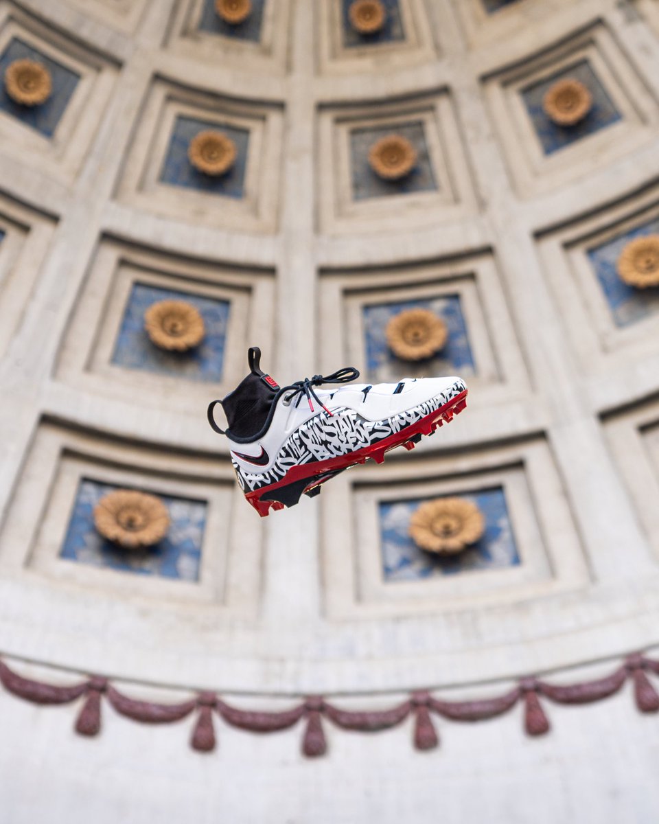 OhioStateFB's tweet photo. .@KingJames always brings the 🔥 for the Buckeyes 👑 https://t.co/q0kjSuGWTE