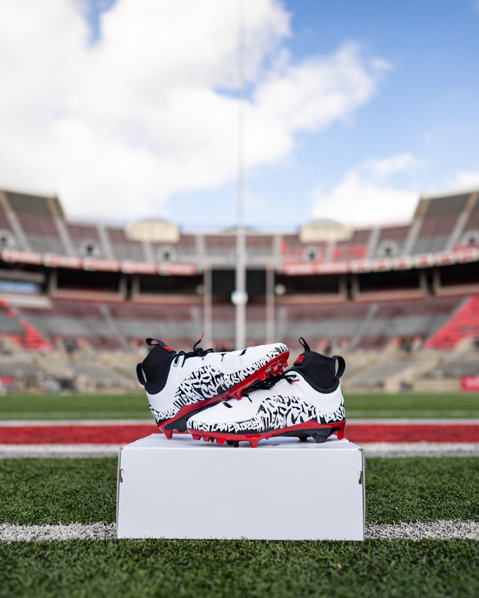 OhioStateFB's tweet photo. .@KingJames always brings the 🔥 for the Buckeyes 👑 https://t.co/q0kjSuGWTE