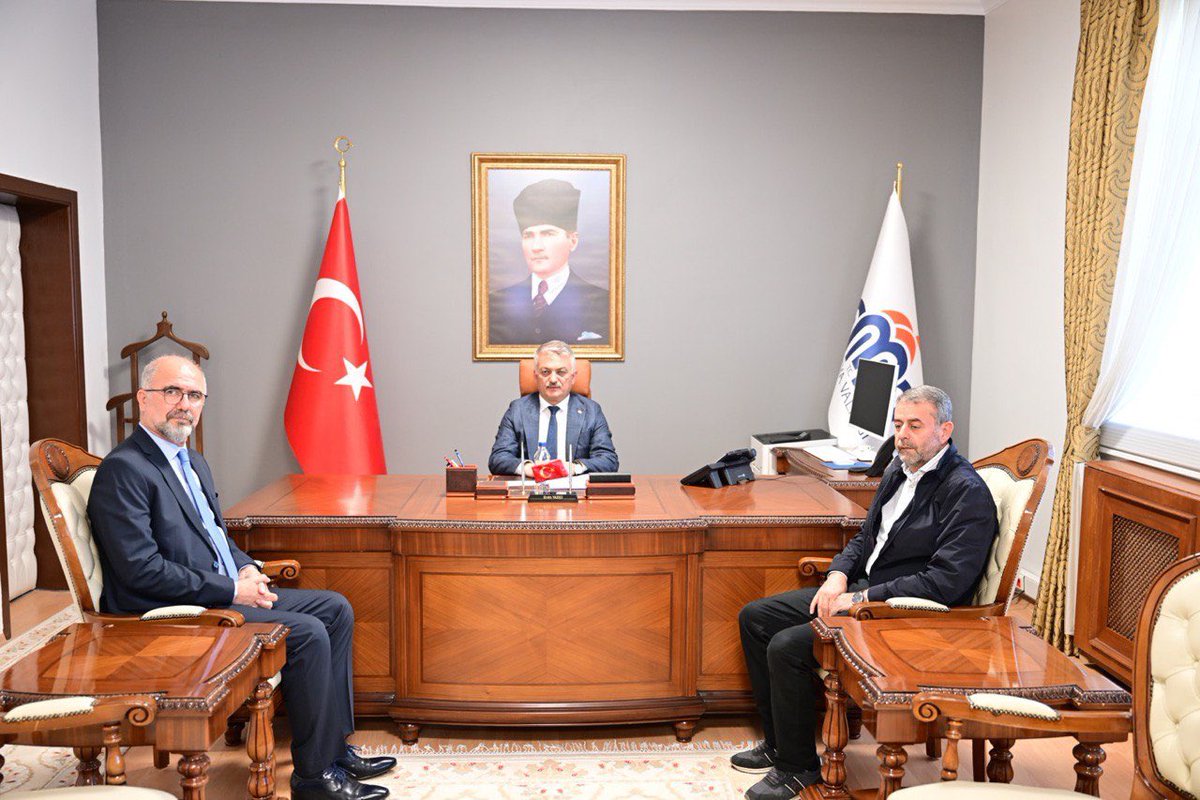 TCMalatyaV's tweet photo. 🗞️Gazetecilerden Vali Yazıcı'ya Ziyaret 🤝

Malatya Söz Gazetesi imtiyaz sahibi M.Duran Özkan ve Malatya Net  Haber Gazetesi imtiyaz sahibi Ahmet Keskin Vali @ersinyazici1'yı ziyaret ettiler.

#malatyavaliliği #malatya https://t.co/S9xyBRgDPN