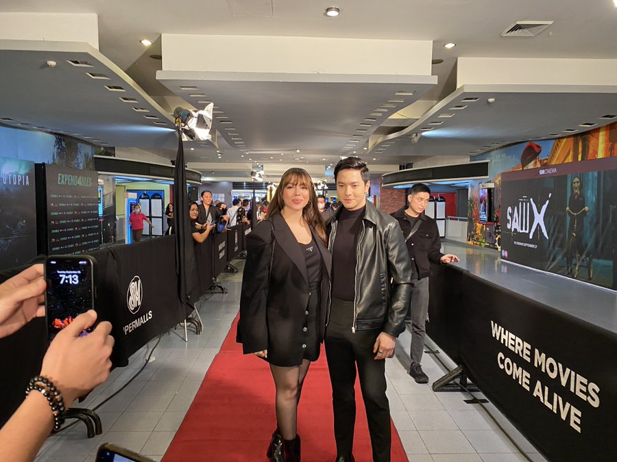 Dinedma daw si Jane De Leon sa event sabi ni Kaputa Things, mas okay na siguro 'yun kaysa ginawa kang tanga sa sarili mong premiere night 😂 Buti pa si Julia, alam nya walang camera.

PS: Flop daw ang movie, hindi mailabas ang kita, di nakaka-proud. Nadamay si Julia sa sumpa. 🤭