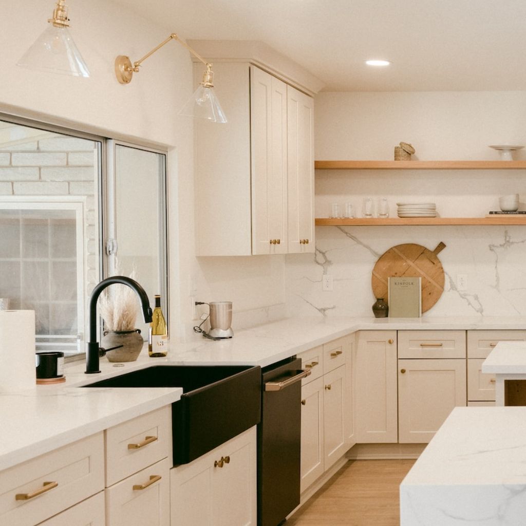 Bringing in bright and gold accents to tie this warm and welcoming kitchen together is just one of the things that we can do for your new kitchen as well. Contact us for your free estimate. #homeinspo #modernkitchen #kitchenisland #modernfarmhouse