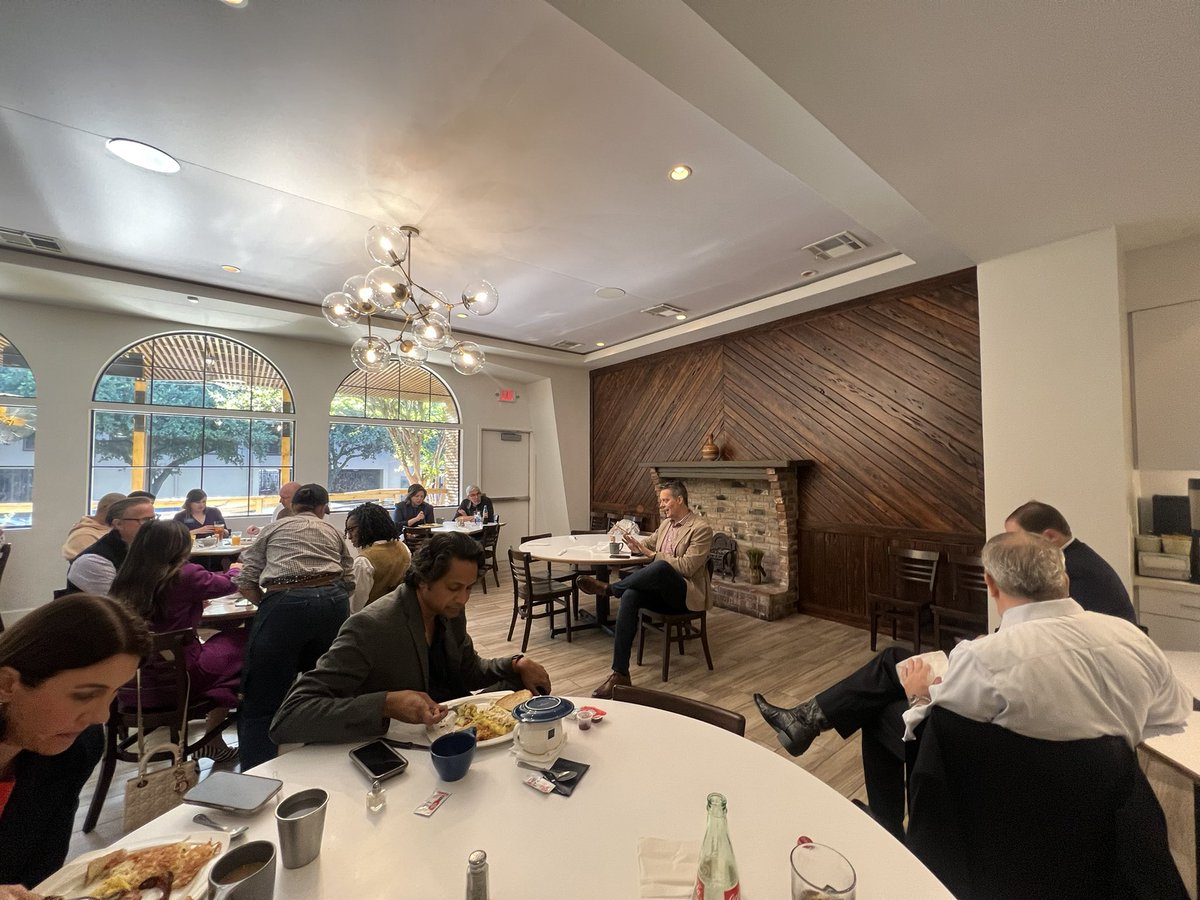 WhitmireMunoz's tweet photo. Fun morning of breakfasts around town! Thank you @HRBC1 for hosting an energetic breakfast with endorsed candidate @whitmire_john, and always an informative session when @UHouston professor @bjrottinghaus brings the stats!! #Election2023 #votehou #cityelections #electionsmatter https://t.co/It5OSplFPe