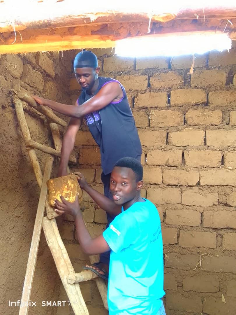 NyagatareNyc's tweet image. Urubyiruko #Intore, Uyu munsi bakoze umuganda w'amaboko wari ugamije kongera ubwiza n'ubudahangarwa bw'inzu y'umuturage binyuze mu mirimo y'amaboko  ariko nanone n'umutima wo gukunda igihugu.
#Patriotism 
#Morale

@MiniYouthRwanda