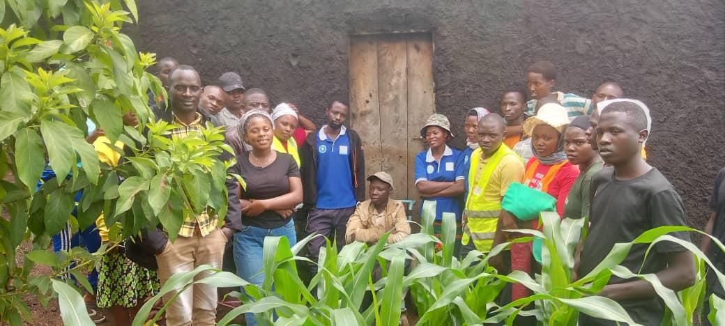 NyagatareNyc's tweet image. Urubyiruko #Intore, Uyu munsi bakoze umuganda w'amaboko wari ugamije kongera ubwiza n'ubudahangarwa bw'inzu y'umuturage binyuze mu mirimo y'amaboko  ariko nanone n'umutima wo gukunda igihugu.
#Patriotism 
#Morale

@MiniYouthRwanda