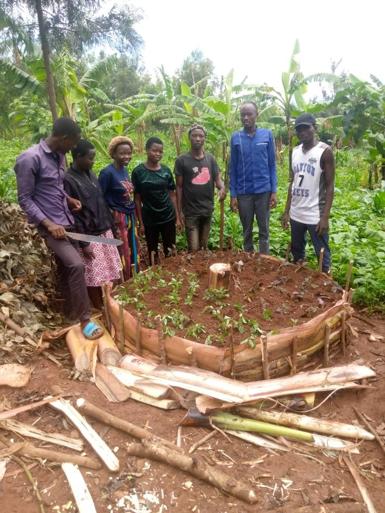 NyagatareNyc's tweet image. Urubyiruko #Intore, Uyu munsi bakoze umuganda w'amaboko wari ugamije kongera ubwiza n'ubudahangarwa bw'inzu y'umuturage binyuze mu mirimo y'amaboko  ariko nanone n'umutima wo gukunda igihugu.
#Patriotism 
#Morale

@MiniYouthRwanda