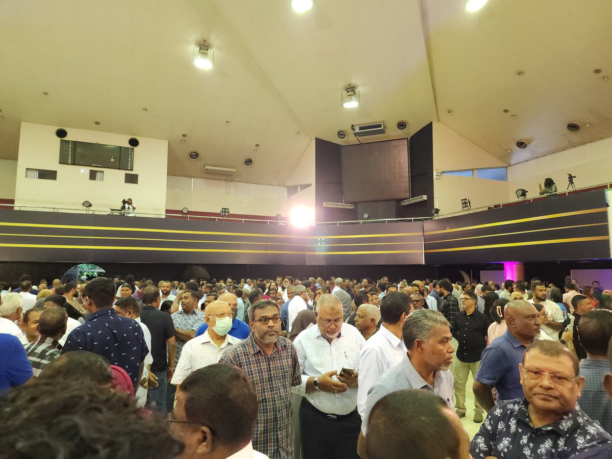 riyyatey's tweet photo. #HappsNow
Inthihaabee Raees Dr.@MMuizzu Hulhumale adhi Villimale Campainge team thakaa badhalu kurun. https://t.co/Cpy0EThqXx