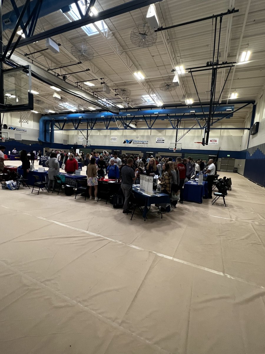 MsJohnson2021's tweet photo. Juniors went to the College fair today at Spoon River College. #4teamvalley https://t.co/bqz4k1AYec