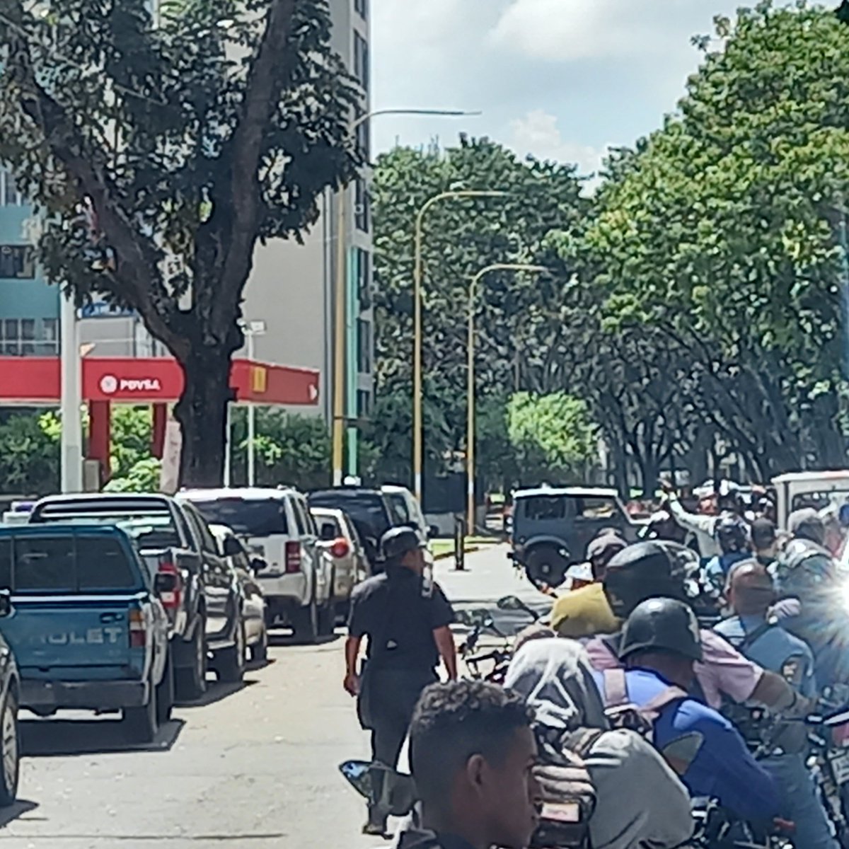 marcanodb's tweet photo. El tema de la gasolina como control social, imposible deja de pensar que es parte de una estrategia para evitar movilidad para este domingo 22 #Primarias2023 #valenciacarabobo en jaque! Estación de servicio Shopping Center https://t.co/5HoUHMsZyB