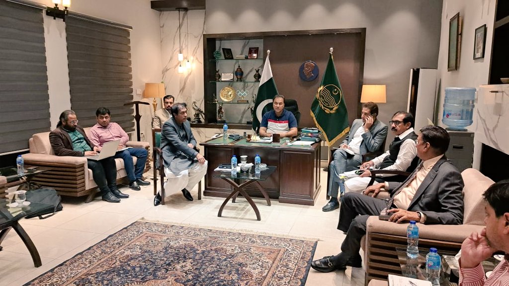 commissionerlhr's tweet image. #Commissioner Lahore,Muhammad Ali Randhawa chaired a meeting regarding  reveiw of different ongoing #development projects.“Pedestrian bridges n poles dismantled due to band road project will be used at other places of city to save the #exchequer”Commissioner Lhr directed #TEPA.