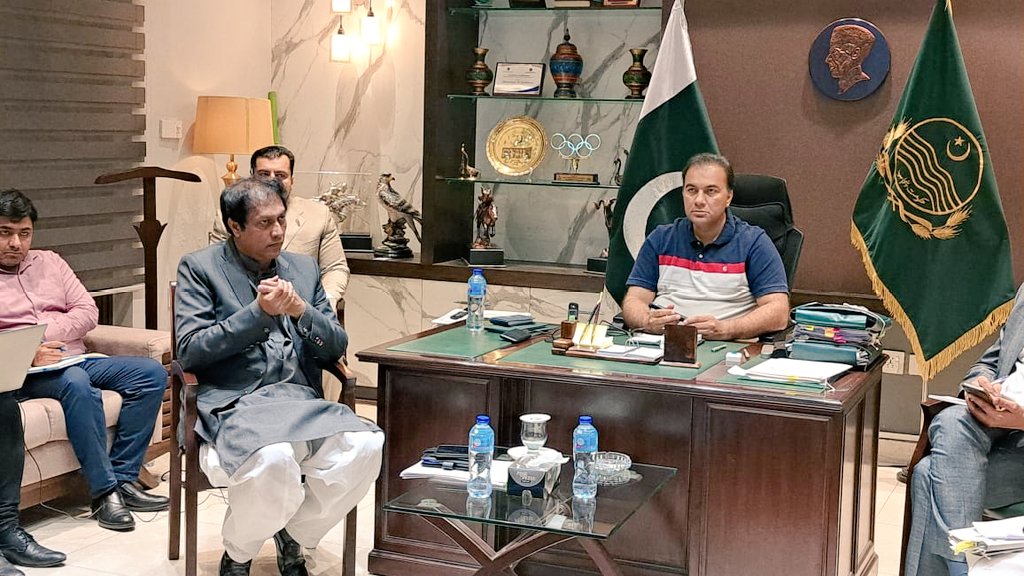 commissionerlhr's tweet image. #Commissioner Lahore,Muhammad Ali Randhawa chaired a meeting regarding  reveiw of different ongoing #development projects.“Pedestrian bridges n poles dismantled due to band road project will be used at other places of city to save the #exchequer”Commissioner Lhr directed #TEPA.