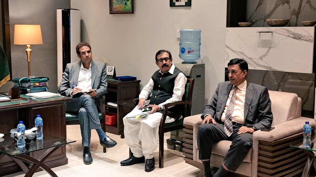 commissionerlhr's tweet image. #Commissioner Lahore,Muhammad Ali Randhawa chaired a meeting regarding  reveiw of different ongoing #development projects.“Pedestrian bridges n poles dismantled due to band road project will be used at other places of city to save the #exchequer”Commissioner Lhr directed #TEPA.