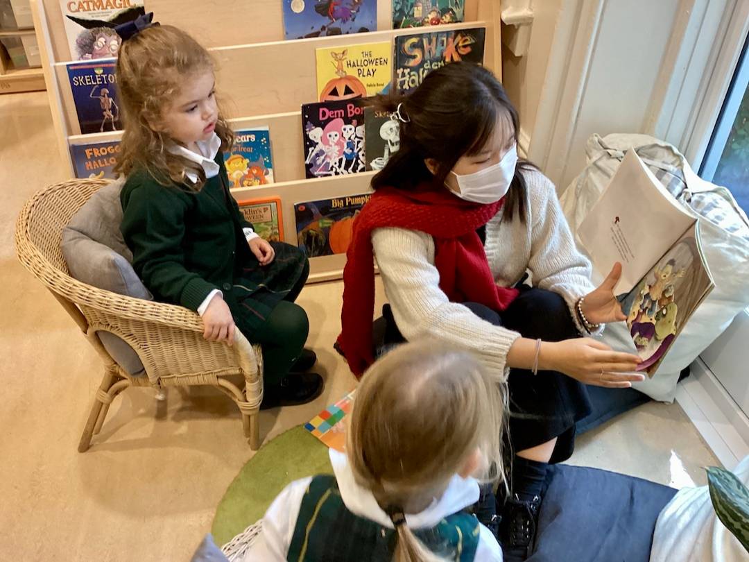 Kindergarten students had a wonderful time reading and playing with Grade 9 students from Branksome Hall Asia at Big Sister, Little Sister this week! 💚