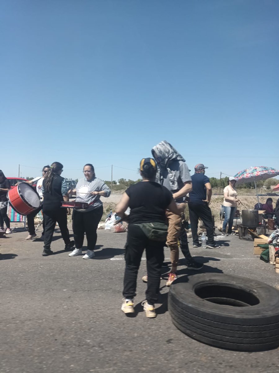 FranSanchezNQN's tweet photo. Cuando decimos que votamos a @PatoBullrich  porque queremos #UnPaísOrdenado nos referimos, por ejemplo, a terminar con piquetes que tienen de rehenes a los argentinos. Lo explica mi compañera de fórmula, Monín Aquín, retenida mientras intenta regresar a su casa.
#EsAhora https://t.co/DgaPrcT1Fj