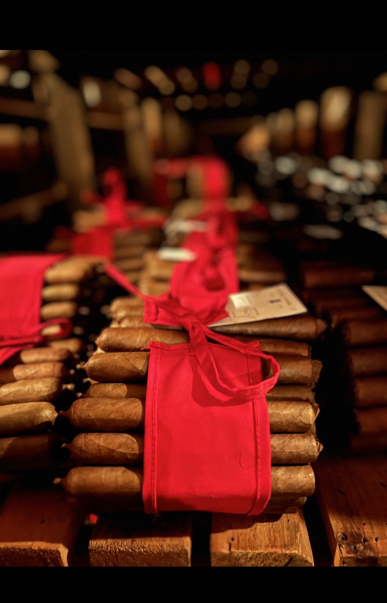 Why do the women who sort cigars always have their backs to a north-facing window? And what does that have to say about great writing?
open.substack.com/pub/joshnoem/p…