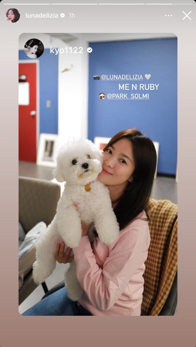 Melody1122Mel's tweet photo. Kyo got the same 👚👚 for CHS and PHJ
She’s always so sweet 💗💗
#SongHyeKyo #송혜교 https://t.co/CLBkwRrP2z
