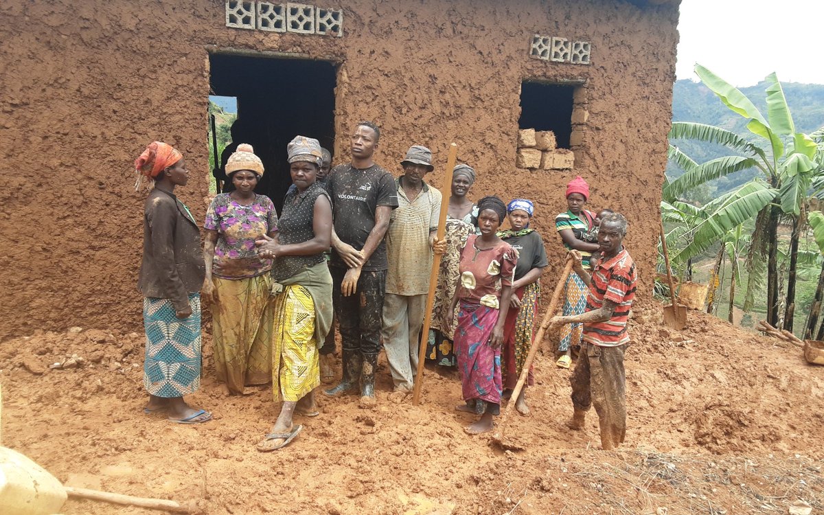 Camarade_1's tweet photo. 2/4
Claudine's life took a positive turn when she received support of #GiveDirect, which enabled her to build a new home and secure a brighter future for her family. she lacked the ability to complete those house. Even though lack ability.
@LODARwanda
@Nsengim12479693 https://t.co/24nf8nSVkJ
