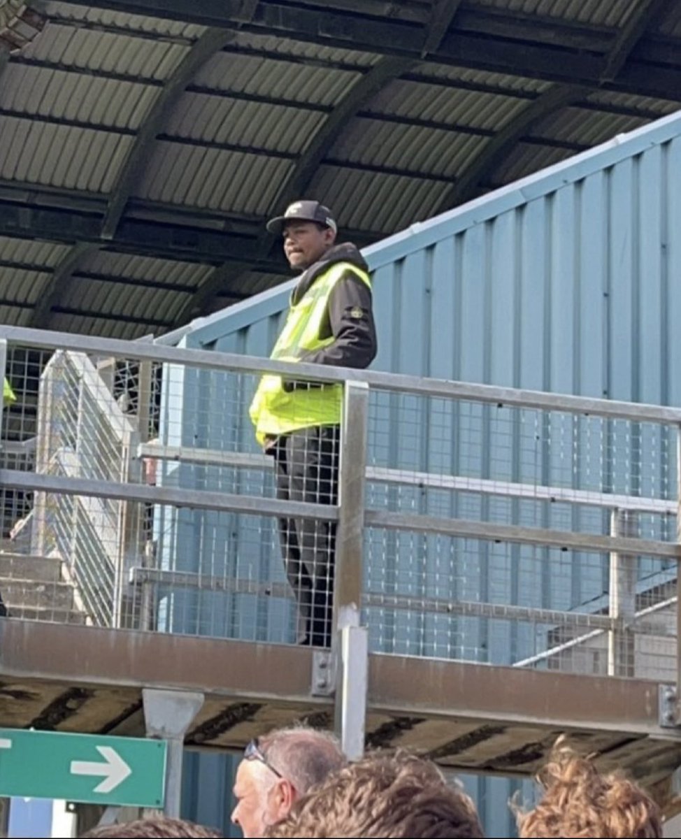 No messing around here! He might as well be part of the armed police with the amount of authority that outfit gives him. Is there a more intimidating sight than a Hi-Vis and #badgein combo? 9.9/10.