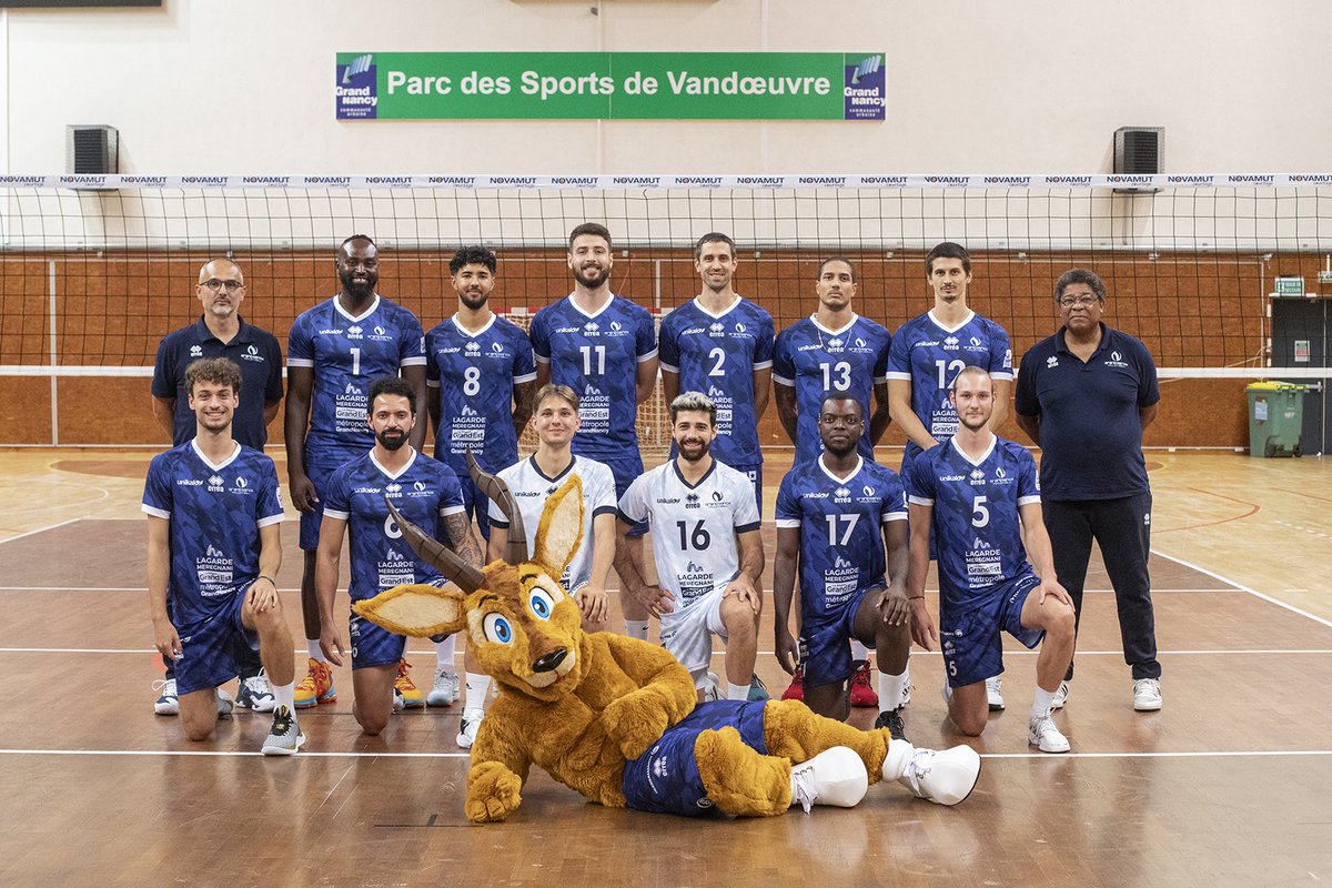 GNVB_'s tweet photo. J-1️⃣ avant le début du championnat LBM 23/24 !
📷À cette occasion, découvrez la photo officielle de notre équipe, en compagnie de notre nouvelle mascotte ! 🦌
#TousAuParcDesSports #GNVB #AllezNancy #LBM https://t.co/d7W29gc9wq