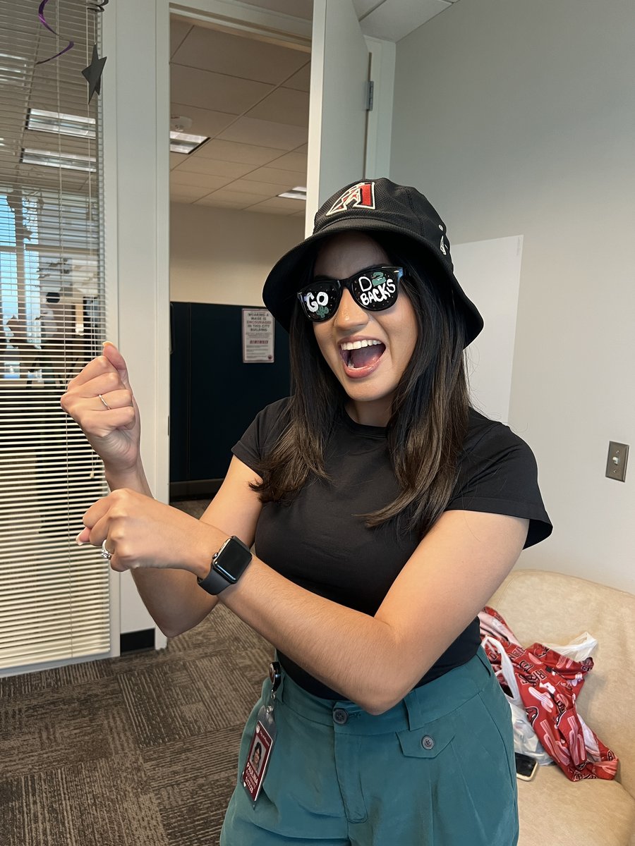 CiudadDePhoenix's tweet photo. Los empleados de la Ciudad de #PHX se unen para el tercer juego de hoy de los @Dbacks. #EmbraceTheChaos aquí: https://t.co/aXJ2shfZoV

Mientras los #Dbacks batean jonrones, tú también puedes anotar uniéndote al equipo de empleados municipales: https://t.co/oRh8dsjtpU

@PHXCareers https://t.co/Fm2kQXHvoA