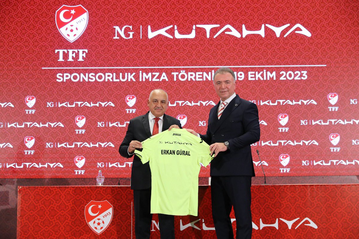 erkangural's tweet photo. Bugüne kadar NG Kütahya Ailesi olarak her zaman Türk sporu ve sporcusunun yanında yer aldık, ülkemiz için büyük sportif başarıları hayal ettik. Çünkü biliyoruz ki ne kadar hayal edebilirsek o kadar ileriye gidebiliriz. Hayal edebilmek için ise her açıdan güçlü, hazırlıklı ve donanımlı olmalıyız. Bu toprakların milli markası NG Kütahya Seramik, ülkemizin sportif alt yapısını güçlendirerek her alanda global birer marka haline gelmiş sporcular ve spor insanlarını yetiştirebilmek için destek sunmaya bundan sonra da devam edecek. Türkiye Futbol Federasyonumuz ile gerçekleştirdiğimiz iş birliği ile 4 yıl boyunca değerli hakemlerimiz sırtlarında milli markamız NG Kütahya’yı taşıyacak ve NG Otellerimiz yeni değerlerin yetişeceği Hakem Akademisi’ni ağırlama mutluluğunu yaşayacak. Bizler de bu sırada Türk sporuna katkı sunacak yeni iş birliği projelerini geliştirmek üzere çaba sarf ediyor olacağız. TFF Başkanımız Sayın Mehmet Büyükekşi’ye vizyoner yönetimi ve eşsiz katkılarından, değerli ekibine ise kusursuz organizasyon ve başarılı süreç yönetimlerinden dolayı çok teşekkür ediyor, birlikteliğimizin güçlenerek devamını diliyorum. Futbol camiamıza ve NG Ailemize hayırlı, uğurlu olsun 🙏 @MehmetBuyukeksi @TFF_Org @NGKutahyaSrmk