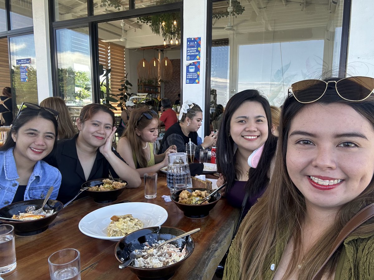 dk_yhan's tweet photo. ELYU ❤️ https://t.co/zbPwcd2qeD