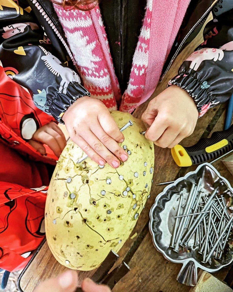 AshTreeEYFS's tweet photo. Forest School Thursday. We foraged for 'interesting' things to make self portraits, we made apple pies in the mud kitchen, we explored, we climbed trees and we got the hammers out again because they did so well with them last week. #eyfsforestschool @AshTreeKATPS π π¨ π³ https://t.co/4R4Eu1epmr