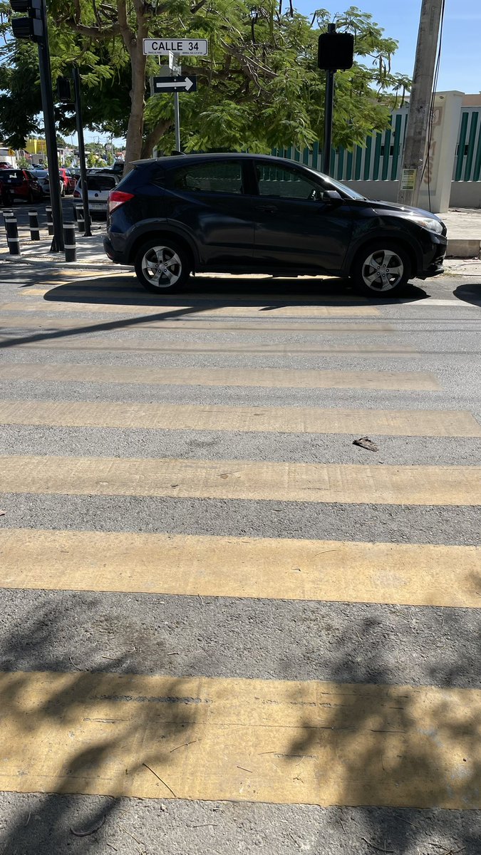 eit1mx's tweet image. Mérida es una ciudad de apariencias. 
Me pregunto, ¿alguna vez habrá consecuencias de no respetar estos espacios? 
Porque pasan los policías en motocicleta, y simplemente no les importa. 
En fin, @sspyuc.