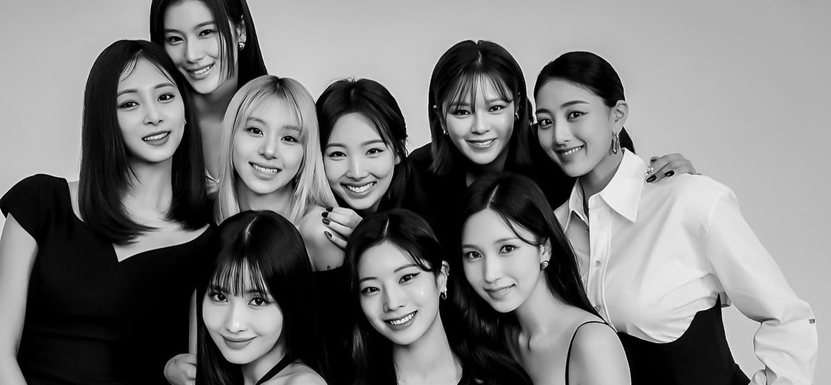softscy's tweet photo. Happy 8th!🤍 @JYPETWICE 

#트와이스와_원스의_8번째_청춘
#OurYouthWithTWICE https://t.co/f111XjS4AX