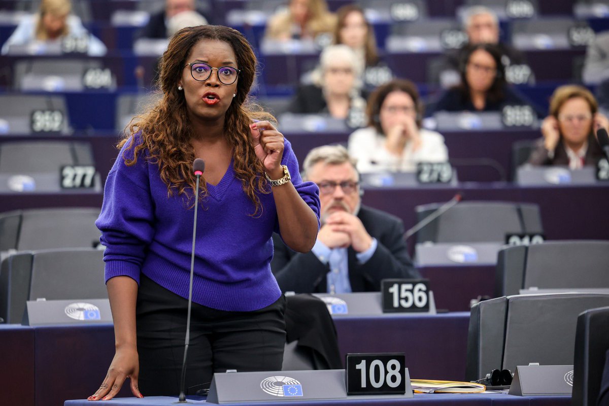 Assita_Kanko's tweet photo. Woelige plenaire achter de rug waar het over vrijheid en veiligheid ging. In de vele getuigenissen die ik ontvang, bespeur ik veel frustratie en bezorgdheid bij de Europese burgers. Die bezorgdheid deel ik. Ze willen vertegenwoordigd worden door heldere, veeleisende en volhardende politici. Ze willen het gevoel terugkrijgen dat alles onder controle is, dat Europa vrij is. Dat hun veiligheid gegarandeerd is. Ze verdienen het om dit gevoel terug te krijgen. Dat is onze taak als politiek. Onze medeburgers vragen hoop en veiligheid. Houvast. Helaas hebben ze op dit moment te vaak het tegenovergestelde. Van mislukte integratie, tot torenhoge taboes en lafheid. Van extremisme, onveiligheid en onvrijheid tot onverschilligheid. Dit moet natuurlijk veranderen.

Maar wie durft nog zijn nek uit te steken? Als je tegenwoordig zo gemakkelijk gecanceld of bedreigd kunt worden. Maar wat de moeilijkheden ook zijn, mensen die hard werken en bijdragen aan de samenleving hebben een moedig beleid nodig. Samen moeten we genoeg doen om onze waarden te verdedigen en onze veiligheid en manier van leven te beschermen. 

De politiek heeft meer moed en wilskracht nodig om onze burgers en kinderen weer rust en een beetje zorgeloosheid te bieden. Voor mij is vrijheid niet vanzelfsprekend. 
Als vrouw was ik helemaal niet voorbestemd voor de politiek. Waar ik geboren ben, bepaalt je geslacht je lot vanwege tradities en religieus fanatisme in naam van Allah. Deze tradities veroordeelden je tot levenslange onderwerping. Dat is vandaag de dag ook het leven van jonge meisjes in Europese buurten door het mislukte migratie-en integratiebeleid.

Als kind verzette ik me hier elke dag tegen de onderwerping. Zelfs toen het heel moeilijk was. Zelfs toen ik heel bang was. De vrijheid die ik niet had heb ik zelf genomen. Weg van religieuze onderdrukking en haar verstikkende tradities. 

We weten allemaal dat onze vrijheid vandaag de dag onder enorme druk staat. Dat onze manier van leven steeds meer bedreigd wordt. Dat slechte dingen worden geïmporteerd met de medeplichtige nalatigheid van links. Als je daarover een mening hebt, wordt je mond gesnoerd of het etiket van racist op je geplakt.

De integratieproblematiek en de gevolgen daarvan baren mij grote zorgen. En deze bezorgdheid deel ik met veel burgers die de afgelopen dagen opnieuw hun stem hebben laten horen. Voor hen moeten we de problemen niet ontkennen, maar bij naam durven noemen. Voor vrijheid weet ik dat je keihard moet knokken, volhouden en waakzaam blijven. 
Daarom mogen we nooit opgeven. Laat niemand je de mond snoeren. Voor onze vrijheid. 

Assita