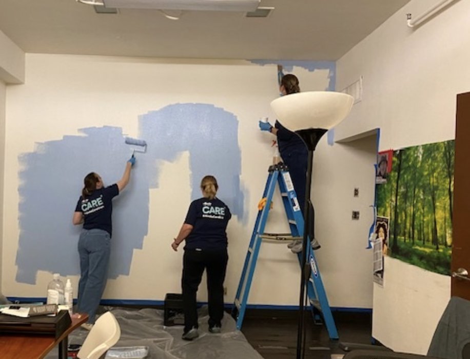 MarysPlaceWA's tweet photo. Some awesome volunteers from @AlaskaAir installed a sports field, complete with new balls and equipment, and fixed up the Housing Specialists room at our Burien Family Center shelter! THANK YOU #TeamAlaska! https://t.co/U3W0pp21AB