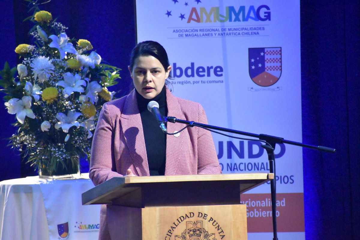 laSubdere's tweet photo. Desde el Teatro Municipal José Bohr en #PuntaArenas, la subsecretaria @franperalesf lidera el Segundo Encuentro Nacional de Asociaciones de Municipalidades, instancia que busca fortalecer el trabajo interinstitucional entre municipios y Gobiernos Regionales en los territorios. https://t.co/ZMfEl9ZScT