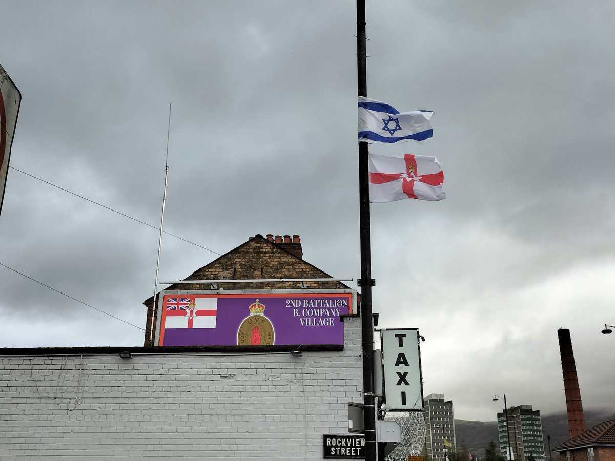 In N.Ireland, the #Israel #Palestine conflict is symbolically very present through contrasting displays of solidarity.
🟢In #Irish Republican neighborhoods, support for the Palestinian cause is ubiquitous.
🔵In pro-#British Unionist areas, 🇮🇱 flags are widespread.