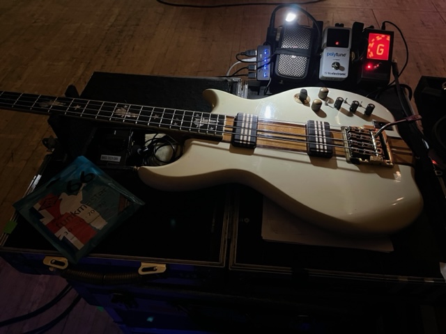 rotosound_uk's tweet photo. From the workbench of @level42official's bass tech we have this spectacular Jaydee Starchild. Join us in sending a happy birthday to the one and only ‘Funkmaster’ #MarkKing 🤙

And if you wanna seeing one of the best bass players in history play live catch Level 42 on tour now https://t.co/nCJoDO6LaS