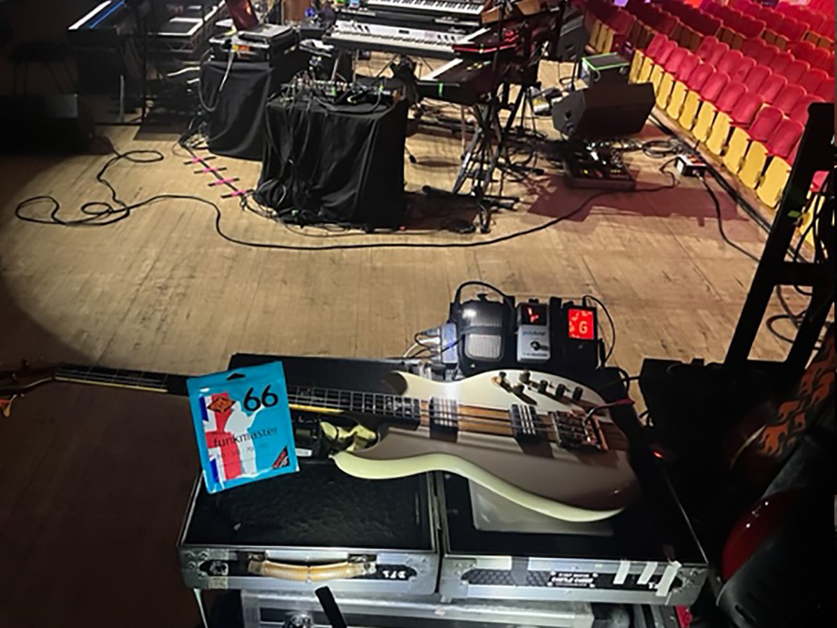 rotosound_uk's tweet photo. From the workbench of @level42official's bass tech we have this spectacular Jaydee Starchild. Join us in sending a happy birthday to the one and only ‘Funkmaster’ #MarkKing 🤙

And if you wanna seeing one of the best bass players in history play live catch Level 42 on tour now https://t.co/nCJoDO6LaS