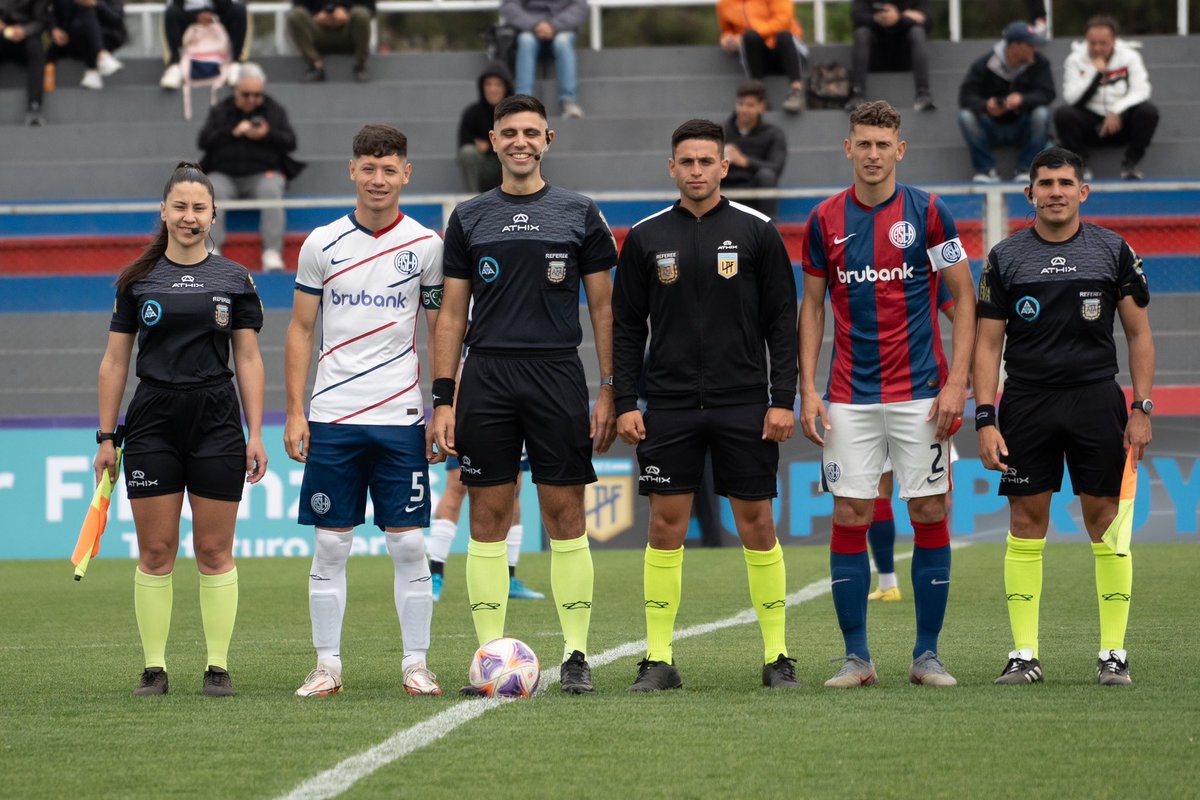 elcancillercom's tweet photo. [AHORA] Robaron la utilería de Sarmiento de Junín y San Lorenzo le prestó su indumentaria para que pueda jugarse el partido de reserva. 👏🤝⚽ https://t.co/OaZcX8jjxP