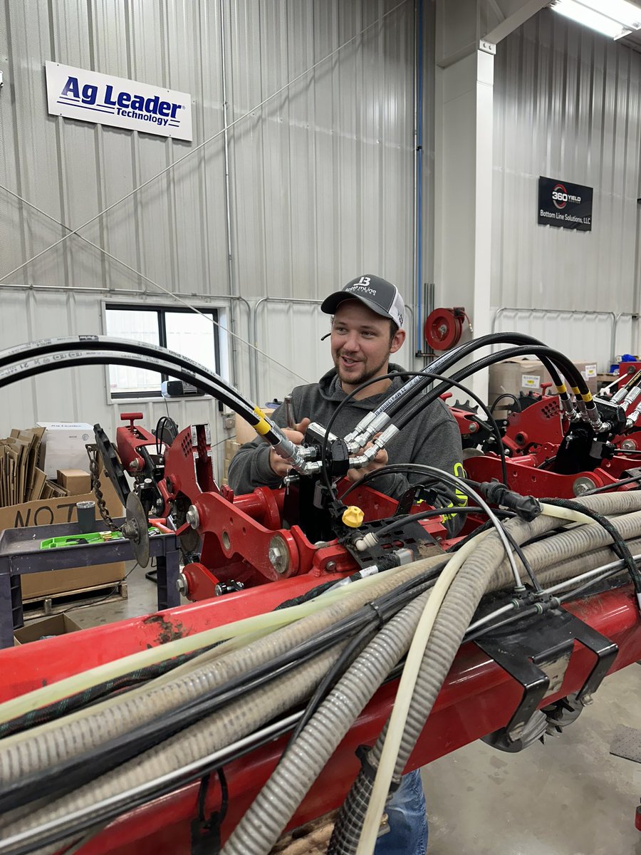 BottomLineSolu1's tweet photo. Rain days = shop days. Jack Bartholomew & Justin Steffen are working on a Precision Planting upgrade with #vDrive & #DeltaForce to this #HORSCH planter.
Want to know more, contact us at 309-253-1383
#BLSyourPrecisionAgSource
#TrustBLS https://t.co/FPUQqg1pjl