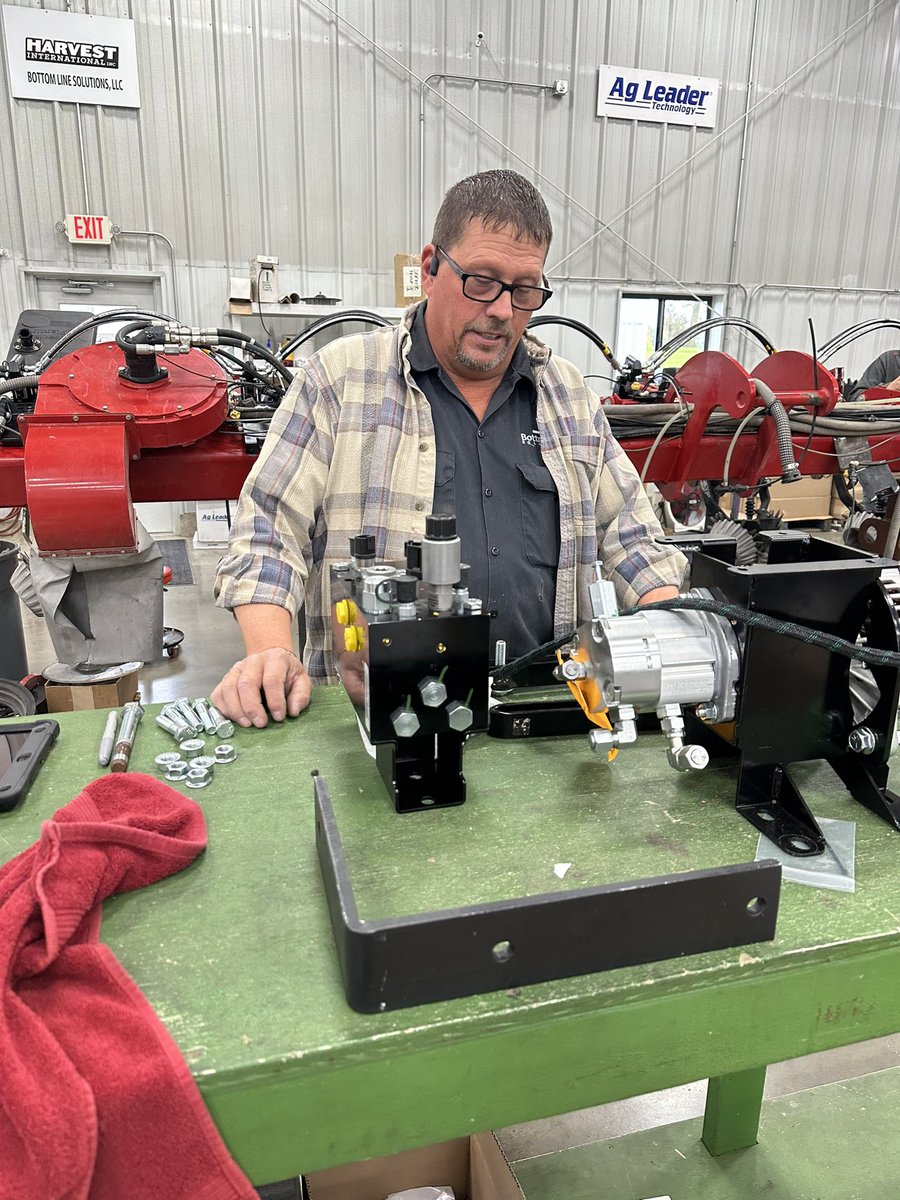 BottomLineSolu1's tweet photo. Rain days = shop days. Jack Bartholomew & Justin Steffen are working on a Precision Planting upgrade with #vDrive & #DeltaForce to this #HORSCH planter.
Want to know more, contact us at 309-253-1383
#BLSyourPrecisionAgSource
#TrustBLS https://t.co/FPUQqg1pjl