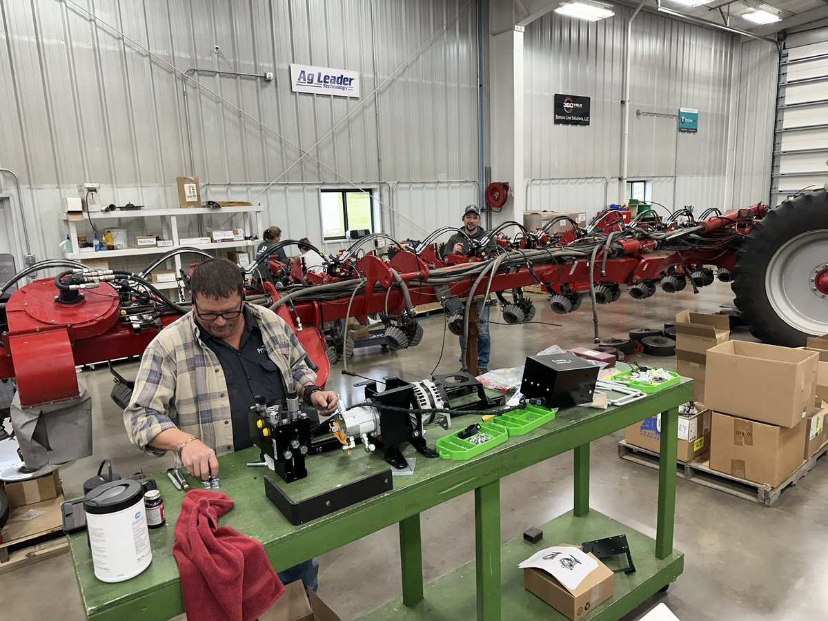 BottomLineSolu1's tweet photo. Rain days = shop days. Jack Bartholomew & Justin Steffen are working on a Precision Planting upgrade with #vDrive & #DeltaForce to this #HORSCH planter.
Want to know more, contact us at 309-253-1383
#BLSyourPrecisionAgSource
#TrustBLS https://t.co/FPUQqg1pjl